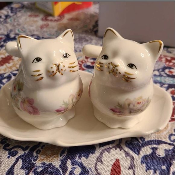 Porcelain 14K Cat Salt & Pepper Shaker - Picture 2 of 6